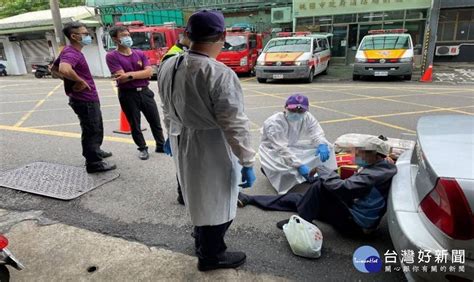 老翁熱昏頭跌坐路邊 警查詢身分助返家 台灣好新聞 Line Today