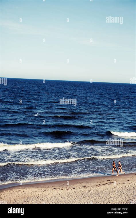 Alte frauen am strand bikini Fotos und Bildmaterial in hoher Auflösung Alamy