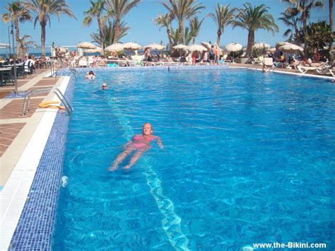 Amateur dans un bikini brésilien le bikini fr amateur bikini barco biquini