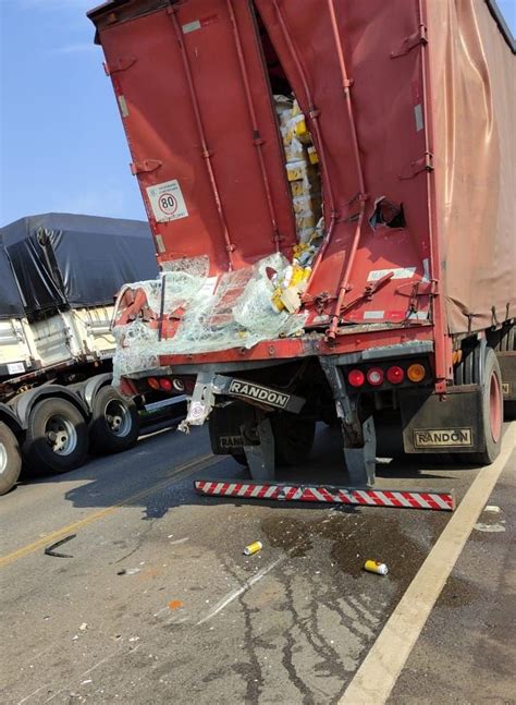 Acidente entre ônibus caminhão de cerveja e carro deixa quatro feridos