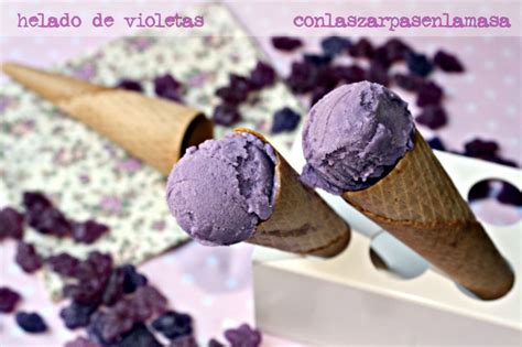 Helado De Violetas Con Las Zarpas En La Masa