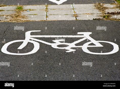 Cycle lane sign hi-res stock photography and images - Alamy