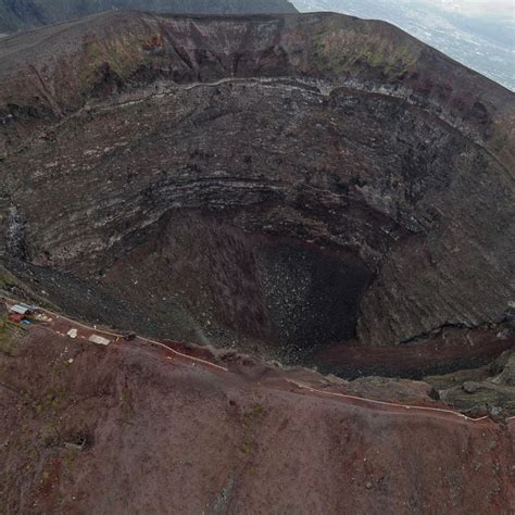 Us Tourist Survives Fall Into Mount Vesuvius Crater While Trying To