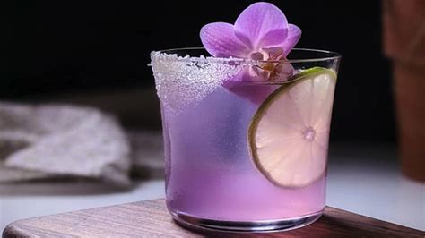 Effortlessly Elevate Your Floral Cocktails With Edible Flowers