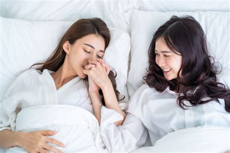 Casal Asi Tico E L Sbica Deitado Na Cama E Se Abra Ando Lgbt Rom Ntica Atraente Gay De Pijama