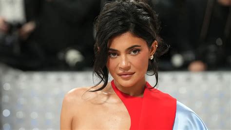 At What Age Kylie Jenner Got Surgery Star Regrets Getting A Boob Job