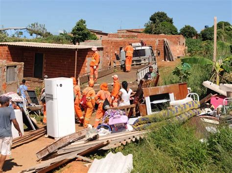 G1 Agefis retoma derrubada de casas em áreas de risco no Sol Nascente