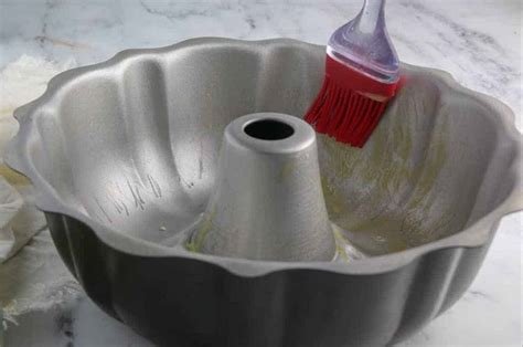 3 Ways To Grease A Cake Pan Say Goodbye To Sticking