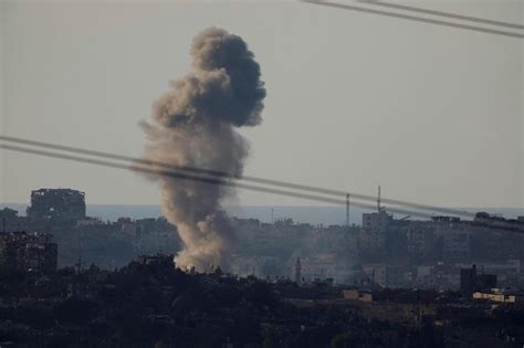 Au Moins Morts Dans Deux Frappes Sur Un Camp De R Fugi S De Gaza D