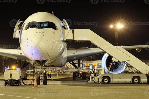 Aviones De Pasajeros En El Aeropuerto En La Noche 819677 Foto De Stock