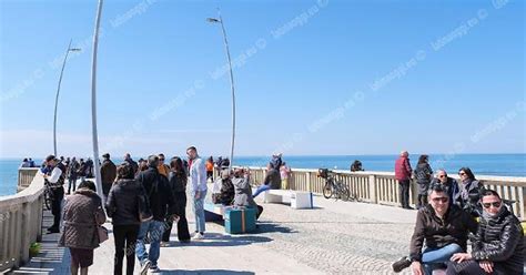 Pasquetta Spiagge Prese D Assalto Grigliate E Locali Pieni Foto