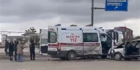 Hasta taşıyan ambulansa otomobil çarptı