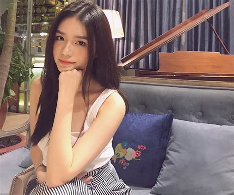 Hot girl Sài Gòn tên lạ Vương Hoàng Mai Diz sở hữu dàn siêu xe khủng là ai