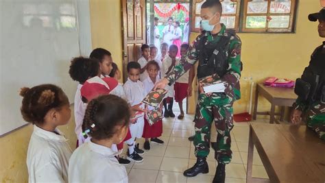 Beri Semangat Dan Motivasi Anak Anak Di Papua Satgas Pamtas Yonif