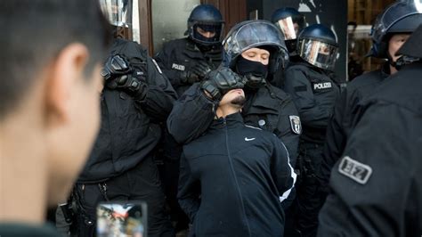 Berlin Polizei Nimmt Mehr Als Propal Sitinensische Demonstranten