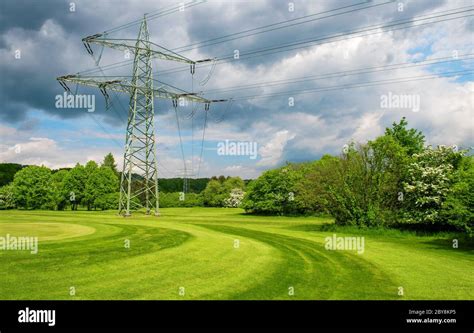 Líneas de alta tensión eléctrica y pilones de potencia Naturaleza