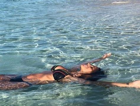 Adu Seksi Antonela Roccuzzo Dan Anindita Hidayat Pakai Bikini Menggoda