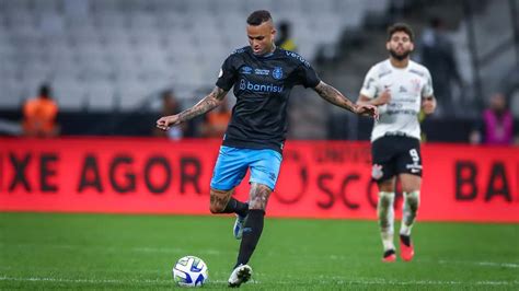 Craque do Corinthians não se cala e rasga elogios a Luan do Grêmio