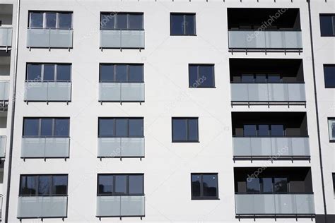 Modernos edificios de apartamentos en un día soleado con un cielo azul