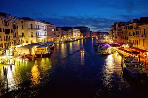 Premium Photo | Grand canal at night