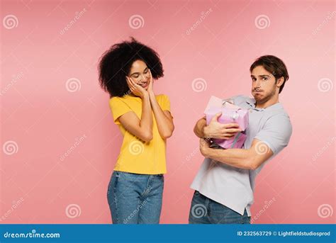Una Mujer Latina Sorprendida Mirando A Su Novio Imagen De Archivo Imagen De Feliz Atractivo