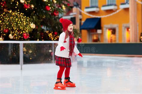 Caçoa a Patinagem No Gelo No Inverno Patins De Gelo Para a Criança