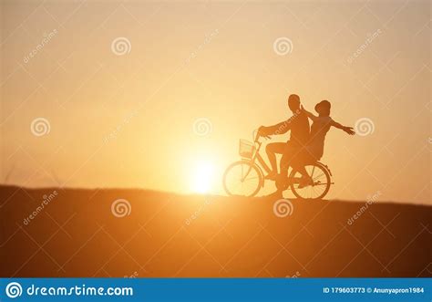 Silueta De La Pareja Que Conduce Bicicleta Feliz Tiempo Puesta Del Sol