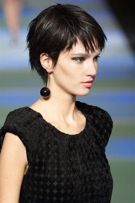 Faites ressortir votre douceur et force féminine en osant la coupe ...