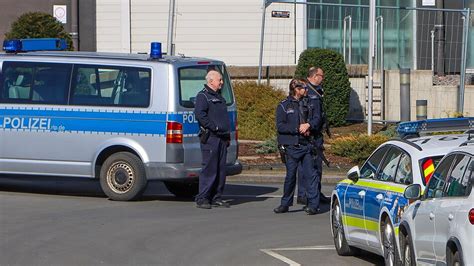 Gro Einsatz Der Polizei Am N Rburgring Mann Verschanzt Sich In Geb Ude