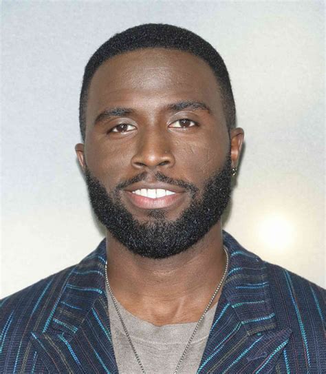 This guide explains square face shapes and hairstyles for men 25