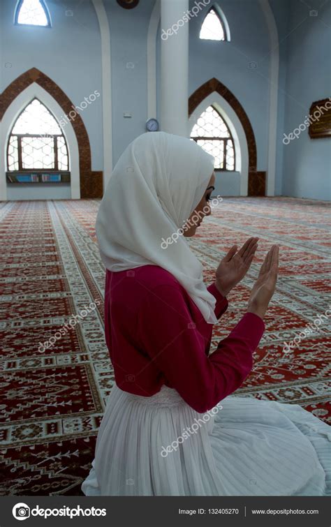 Muslim woman praying in Mosque — Stock Photo © seriffejzic1921.gmail ...