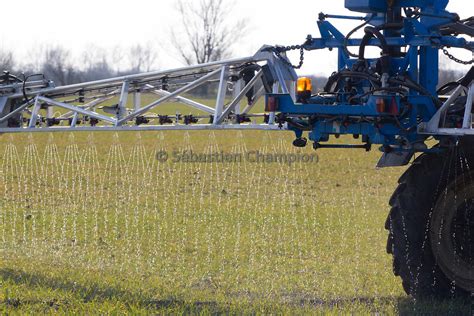 Photographie Apport D Engrais Azote Liquide Par Pulverisation Dans Une