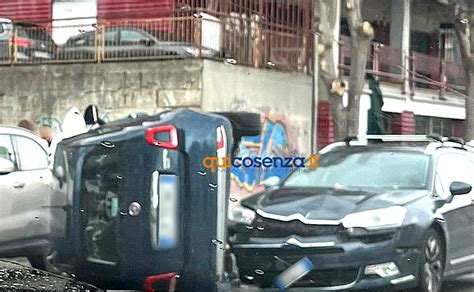 Cosenza Incidente Tra Tre Auto Su Viale Borsellino Nella Carambola Un