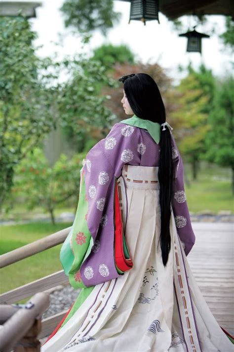 A Woman Dressed In Junihitoe Era Heian Heian Period Court Dresses