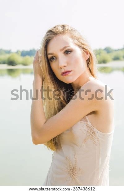 Sexy Blonde Girl Posing On Lake Stockfoto Shutterstock