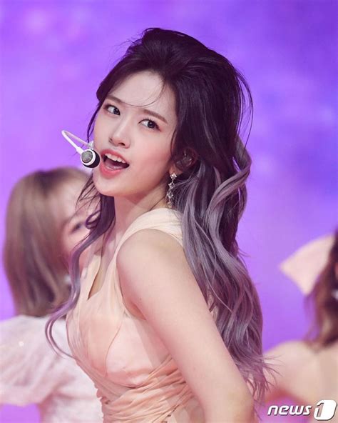 Pesona Yujin Iz One Yang Comeback Dengan Rambut Ombre