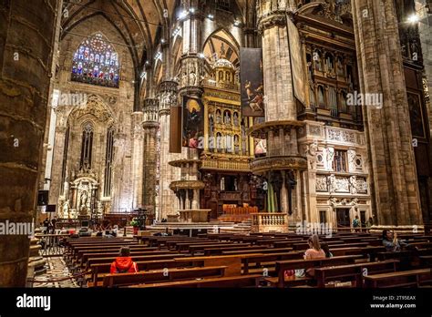 El interior de la catedral de Milán, la Catedral Metropolitana-Basílica ...