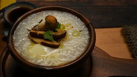 Gachas De Arroz Vegetariano Con Cebolleta De Huevo Cocido Suave Y