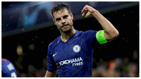 Download César Azpilicueta Raising Fist Up Wallpaper