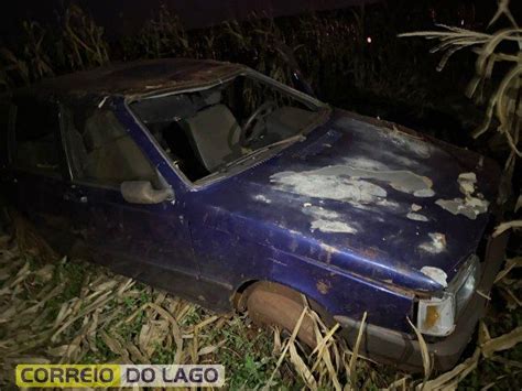 Condutora Perde O Controle E Fiat Uno Vai Parar No Meio Do Milharal No