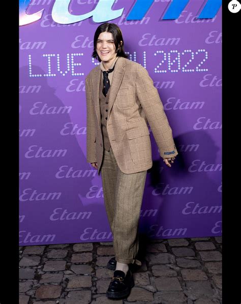 Léa Elui renversante en lingerie avec son séduisant compagnon au défilé Etam le diaporama