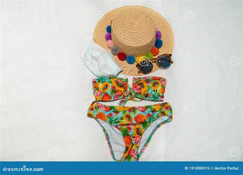 Sombrero De Bikini Y Paja En La Cama Imagen De Archivo Imagen De Mentira Vacaciones