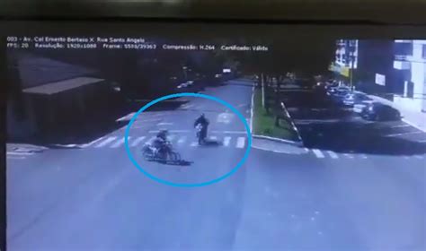 VÍDEO Câmera de monitoramento flagra colisão entre duas motos no Oeste