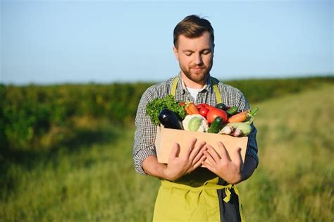 Caja De Madera Llena De Verduras Frescas Foto Premium