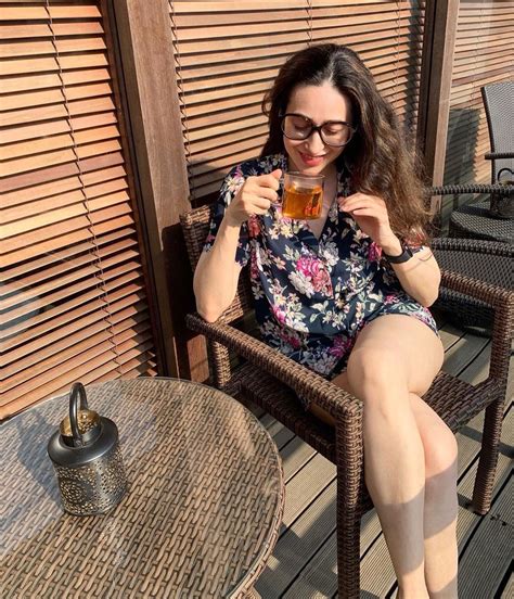 Karisma Kapoor Flaunts Uber Hot Body In Crop Top And Denims See Her Drool Worthy Pics News18