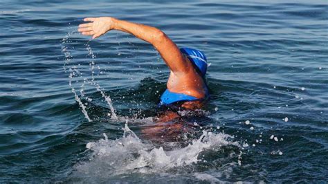 Diana Nyad 64 Close To Swimming Record Us News Sky News