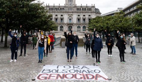 Manifestantes fazem vigília em Portugal por Fora Bolsonaro Genocida