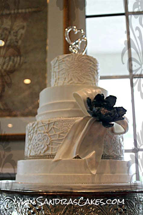 Elegant and Sophisticated Wedding Cake