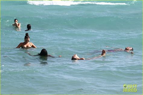 Candice Swanepoel Shows Off Her Hot Bikini Bod At The Beach In Miami Photo Bikini