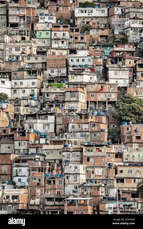 Vista De Viviendas Pobres En La Favela Barrio Pobre Cantagalo Cerca